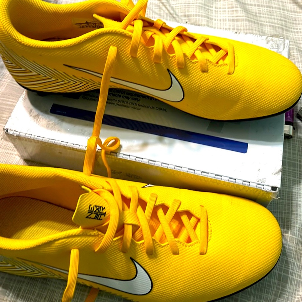 Selling never worn Nike men’s 11 soccer shoes